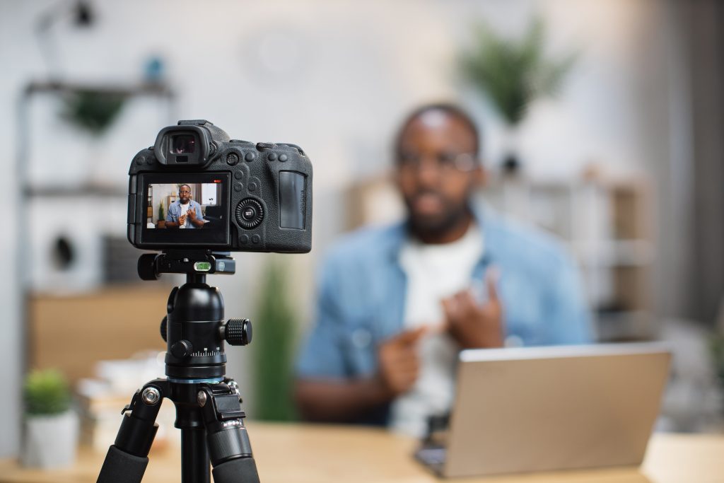 ¿Cómo potenciar el Inbound Recruiting en la era 4.0? - african guy recording new video blog on digital ca 2023 11 27 05 28 06 utc 1024x683